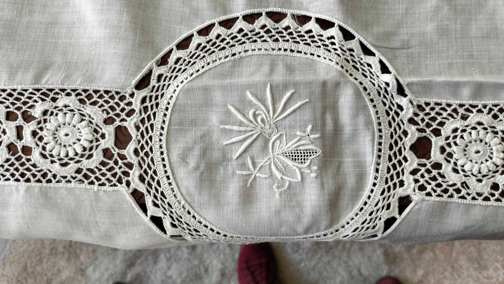 Toalha em linho e organza com bordado da Madeira 280x 140 cm