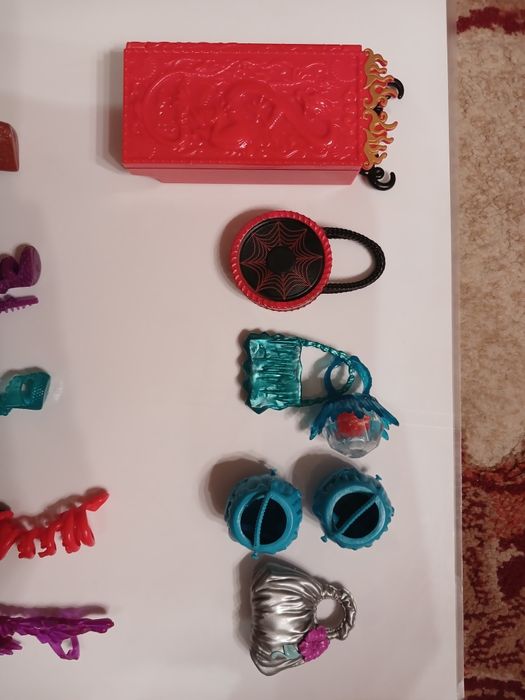 Аксессуары от кукол Monster high