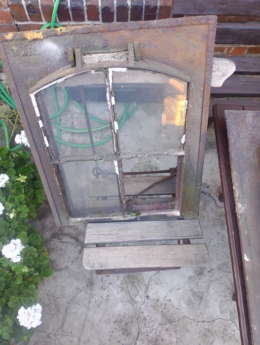 Żeliwne wyłazy 6 sztuk , okna dachowe loft