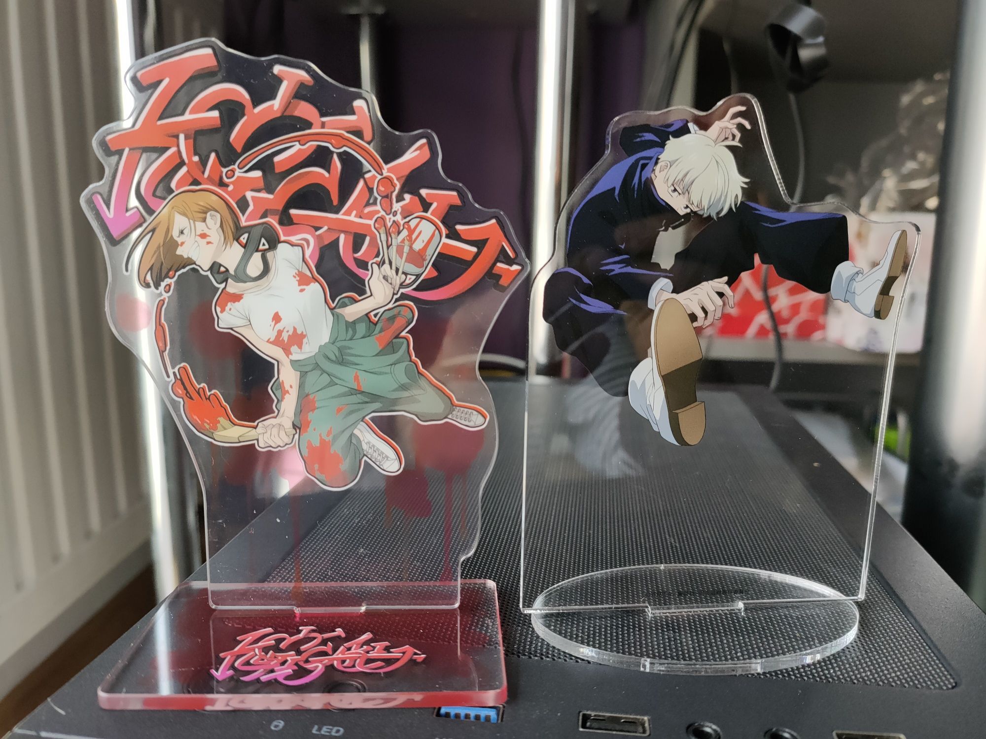 Dwie akrylowe figurki z anime Jujutsu Kaisen