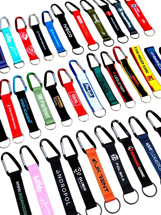 brelok reklamowy z logo 25mm z czarnym karabińczykiem smycze