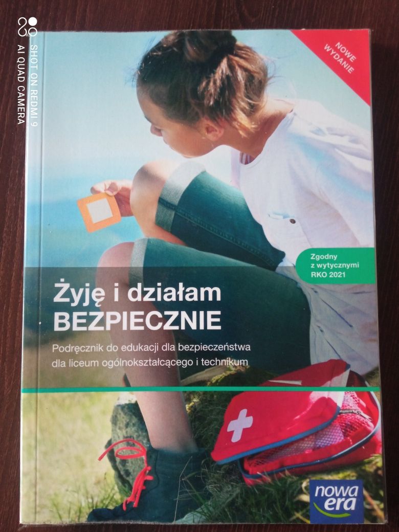 Książka podręcznik Żyję i działam bezpiecznie Edb liceum technikum 1