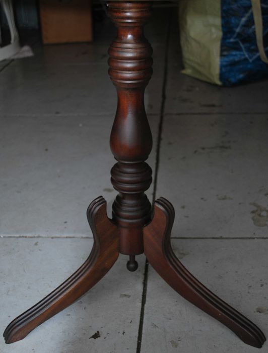 Mesinha de Apoio Para Sala ou Hall (Com mais de 50 Anos)