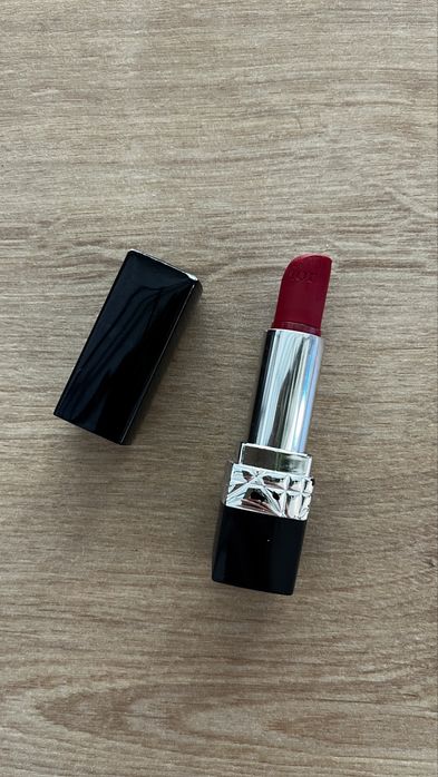 Szminka czerwona pomadka Dior Rouge 666 matte ubytek, trwała