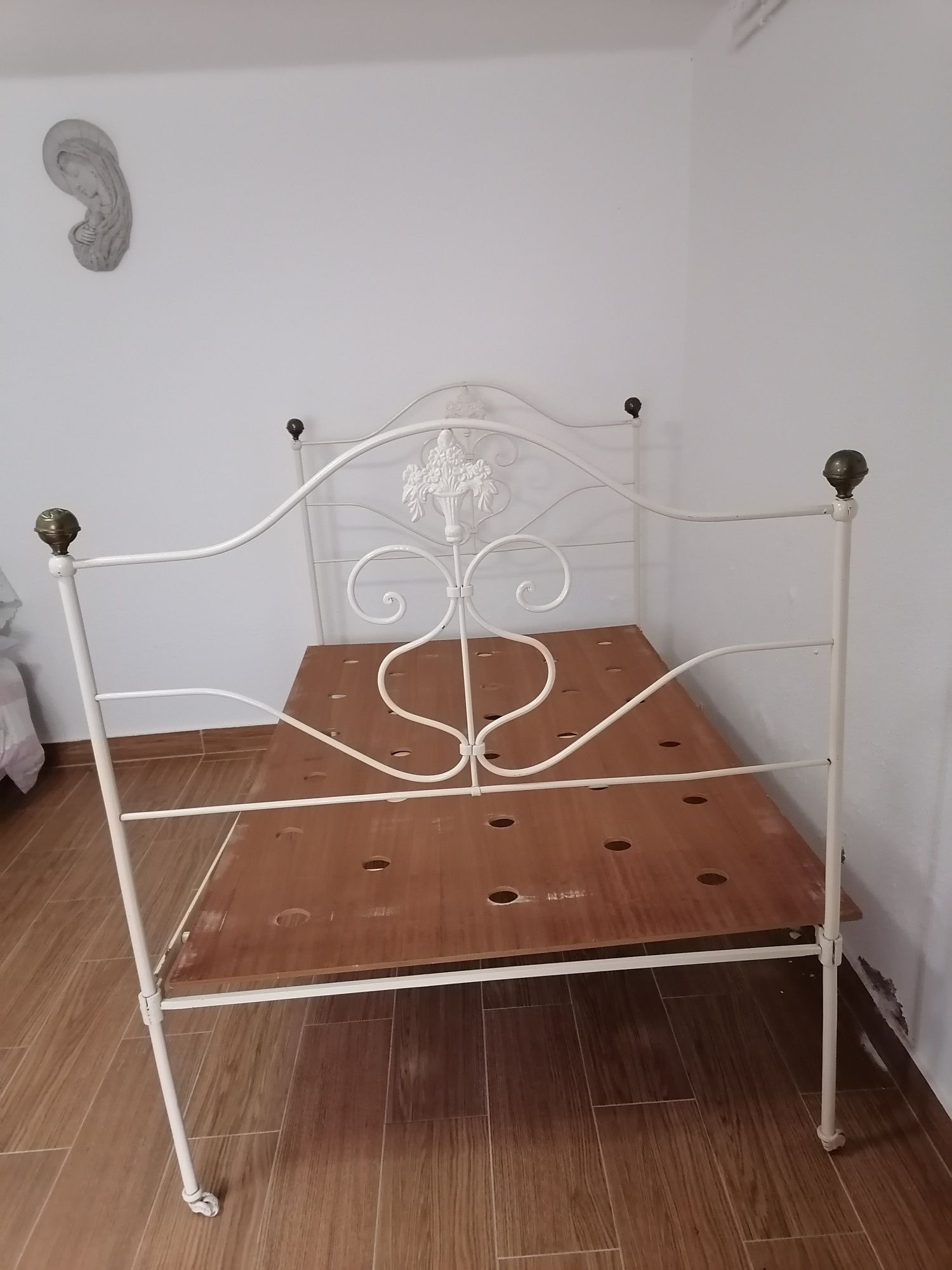 Cama de ferro antiga