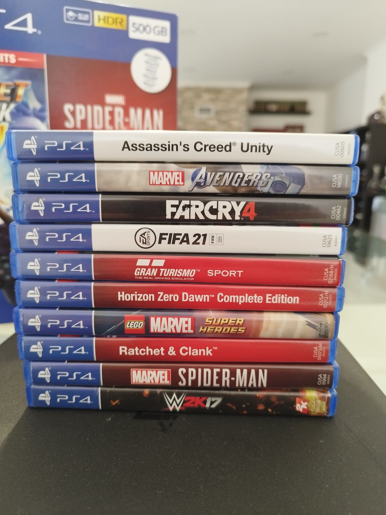 V PS4 de  500 GB, com 2 comandos e 10 jogos