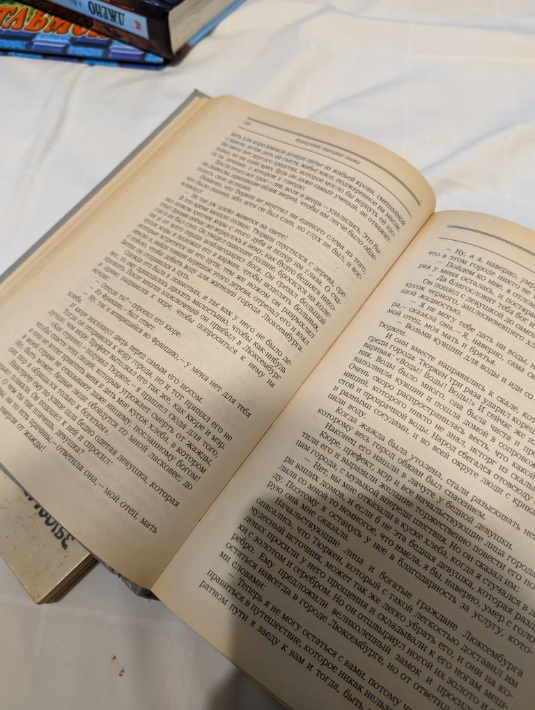 Книги "Аліса в Країні Чудес" та "Французькі казки"