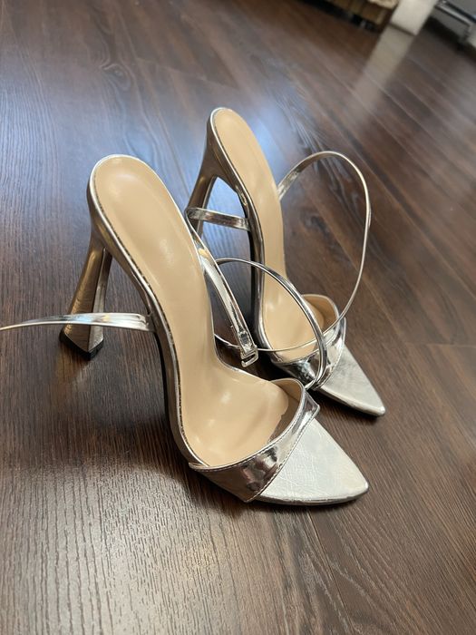 Нові босоніжки на каблуку