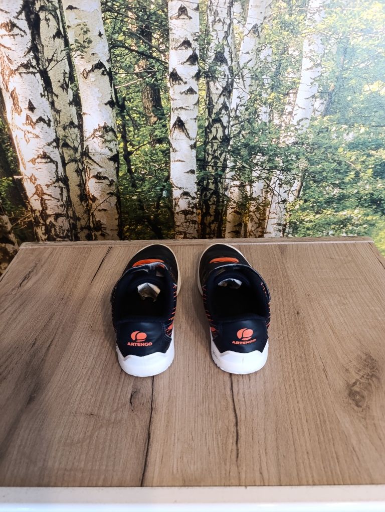 Adidaski z białą podeszwą