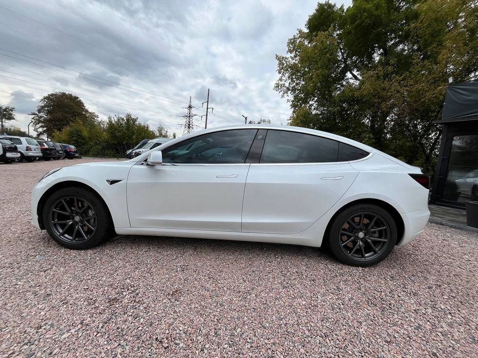 Tesla model 3 long reng dyal motors