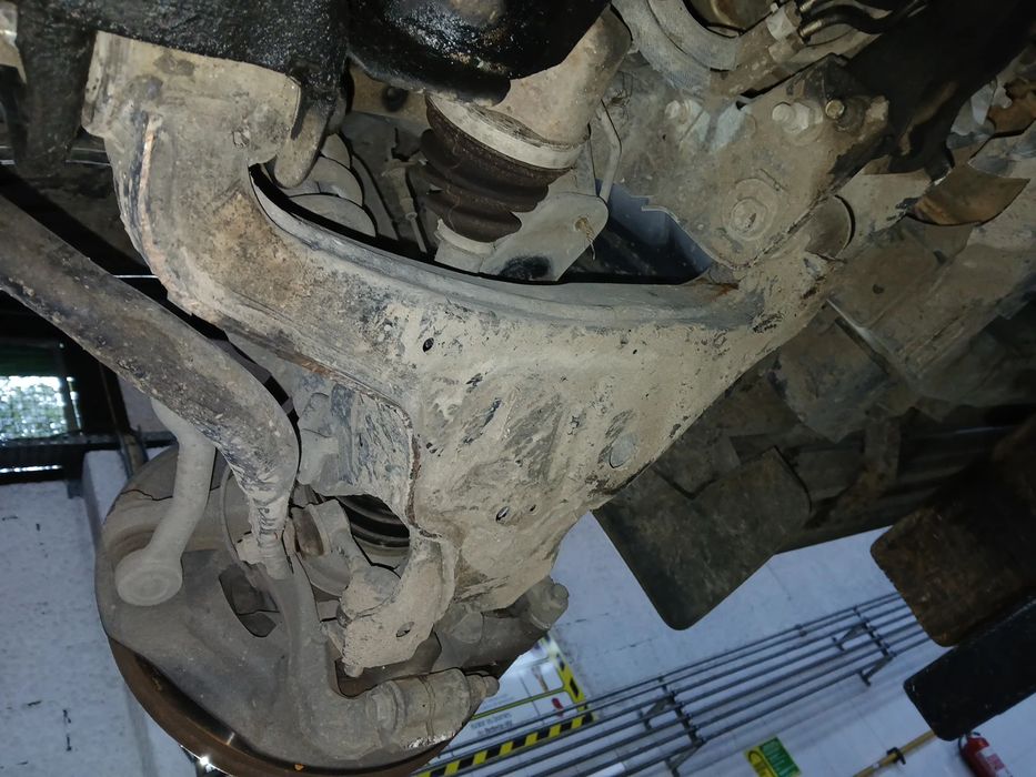 Braço de suspensão frente direito NISSAN NP300 Navara Pick Up (D23)