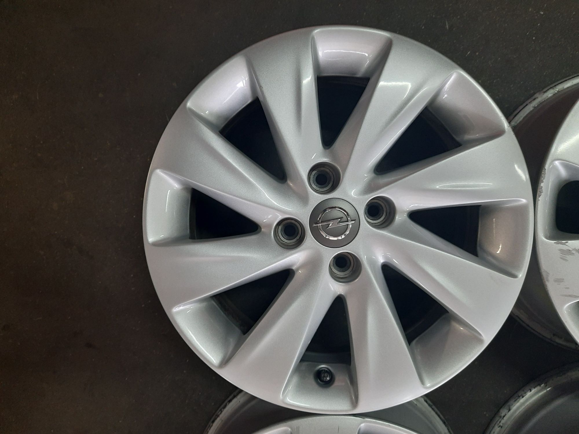(050) Felgi 15" 4x100 ET 39 6j - Opel