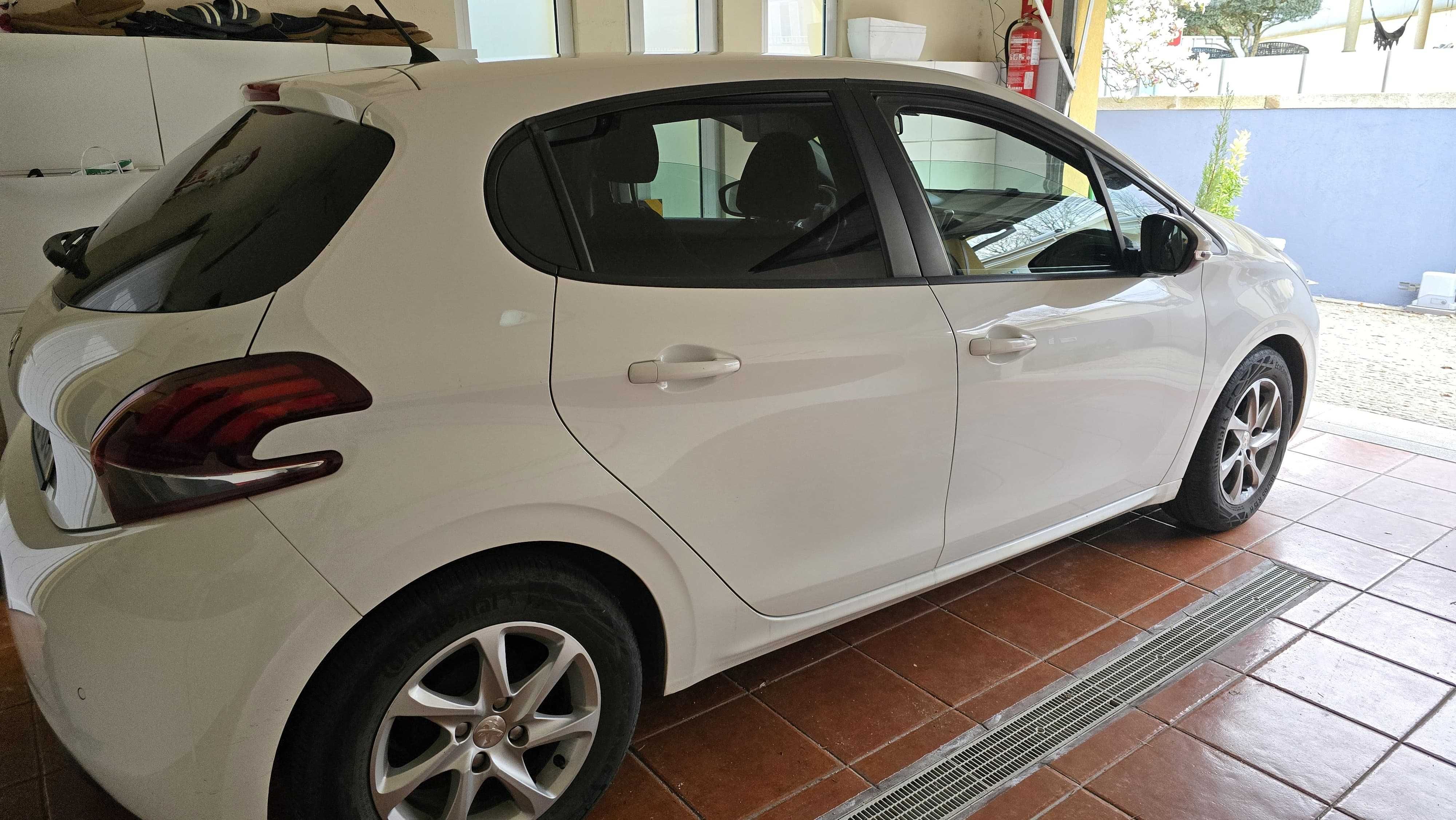 Peugeot 208 Allure Pack 1.2 PureTech (Gasolina) – 2015 – 115.000 km
