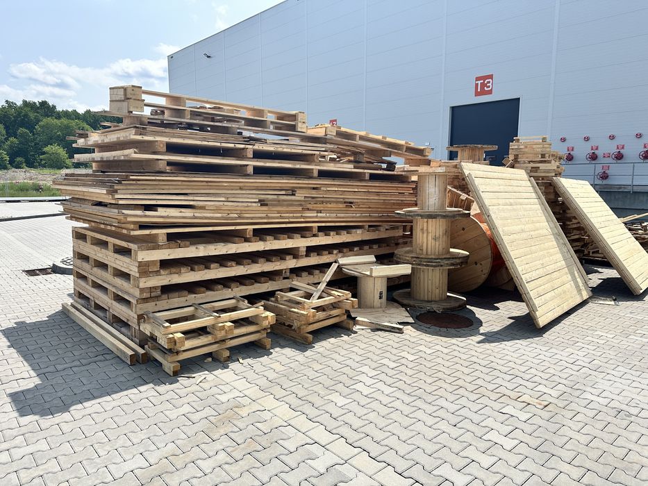 Sprzedaż drewna, używanych palet.