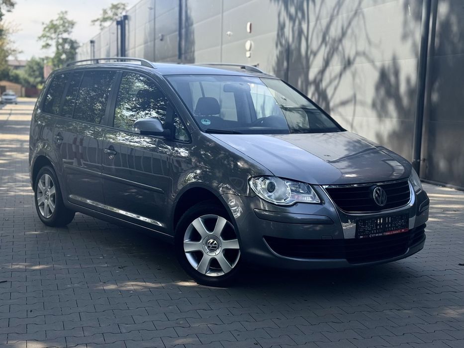 Volkswagen Touran VW Touran. Benzyna. 2009 roku. Wersja 7 osobowa.
