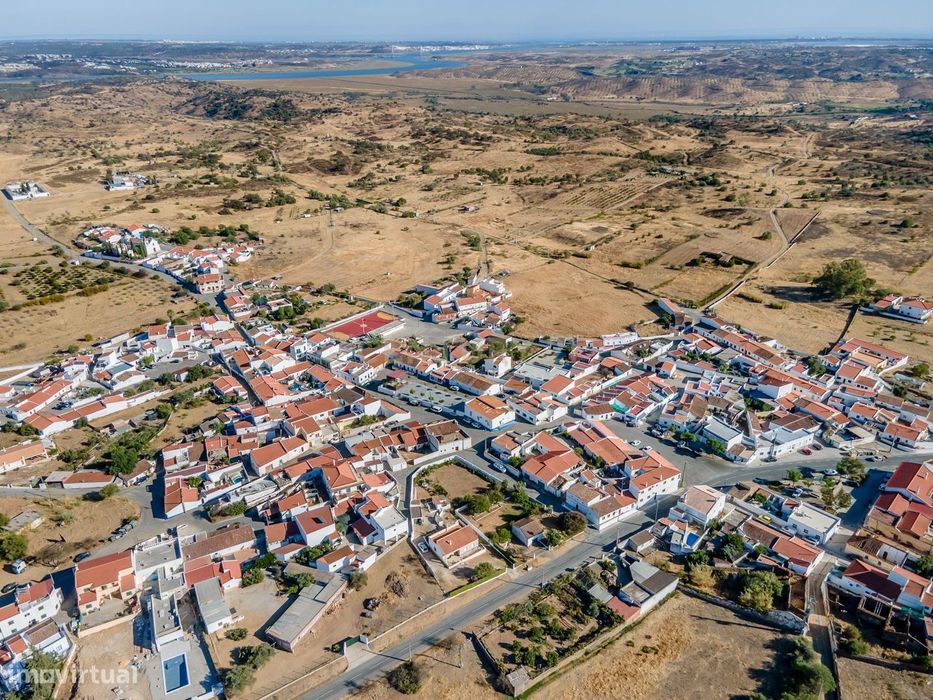 Armazém com Quintal Murado em Terreno Urbano de 632m²