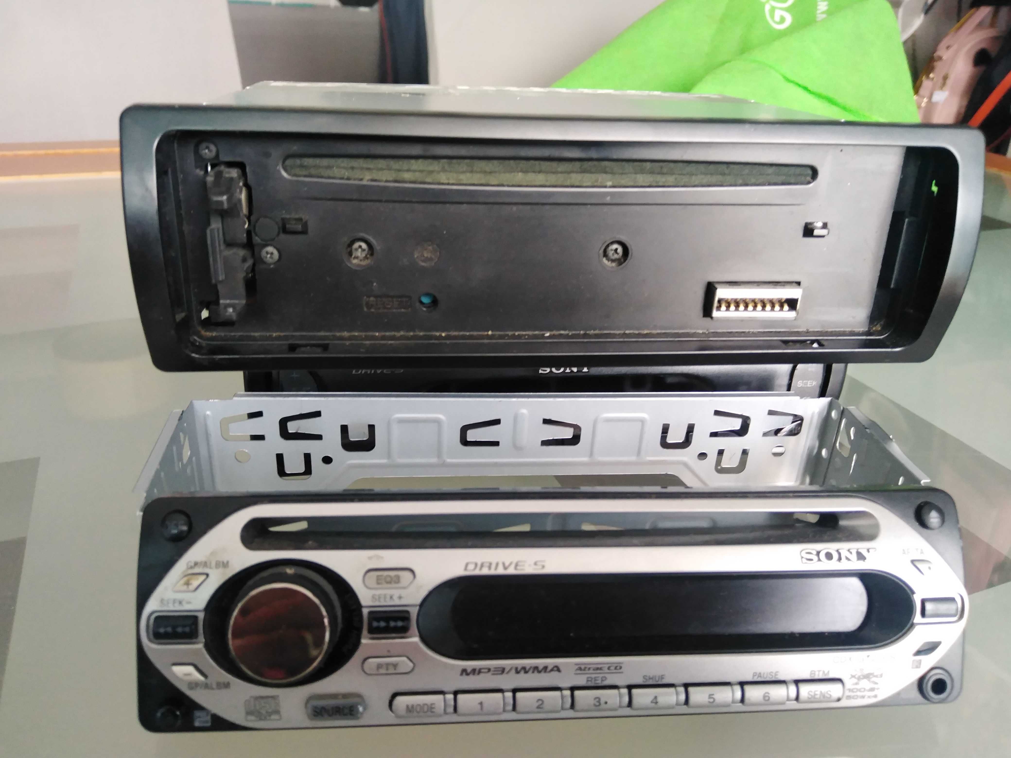 Auto rádios e mala de 10 CDS