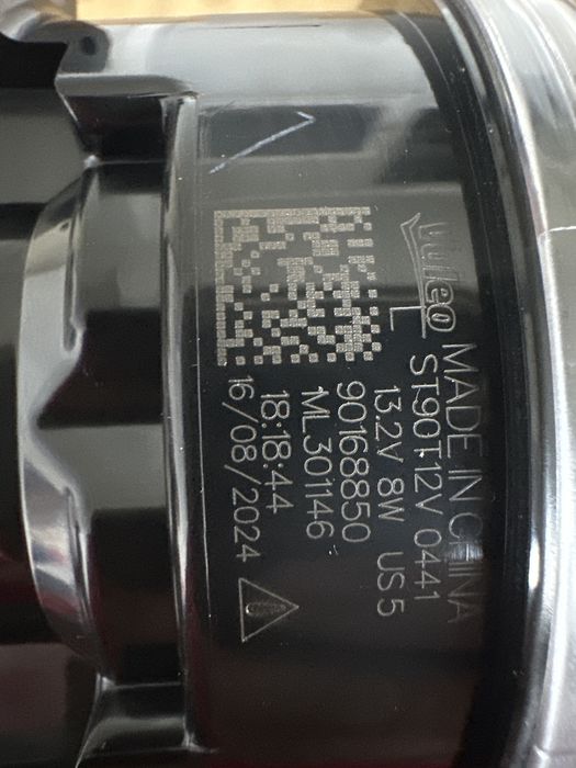 Farol de nevoeiro esquerdo Mitsubishi Fuso 2021