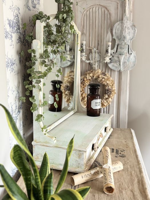 Toaletka ze złoceniami Shabby chic