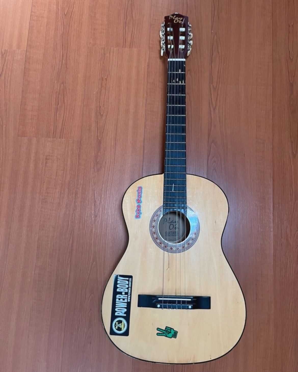 Guitarra da "Play On" com suporte tripé e capa protetora