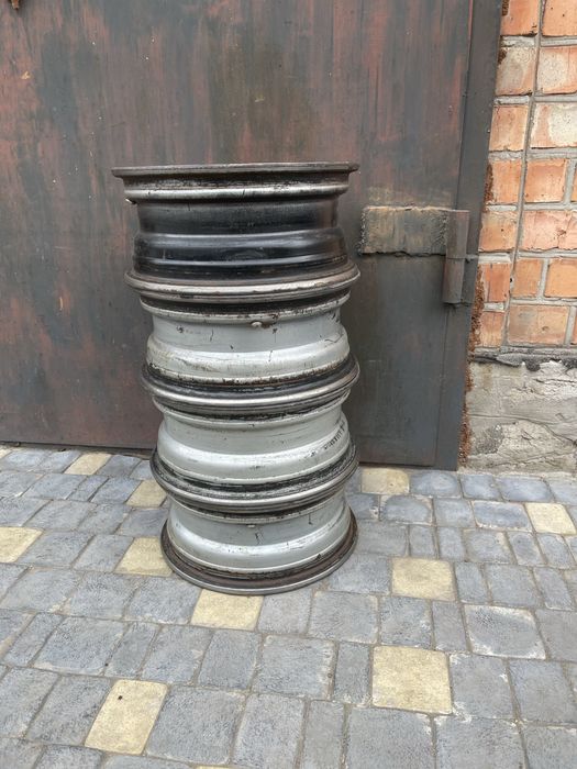Продам діски металеві діаметер 15 в гарному стані.