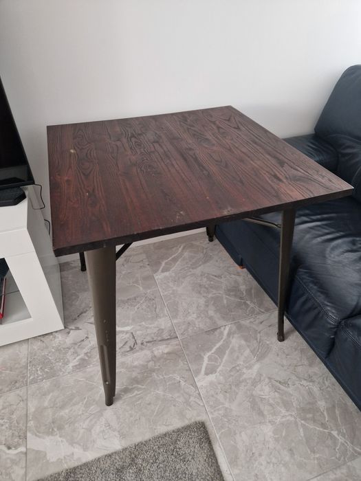 Mesa em aço e madeira