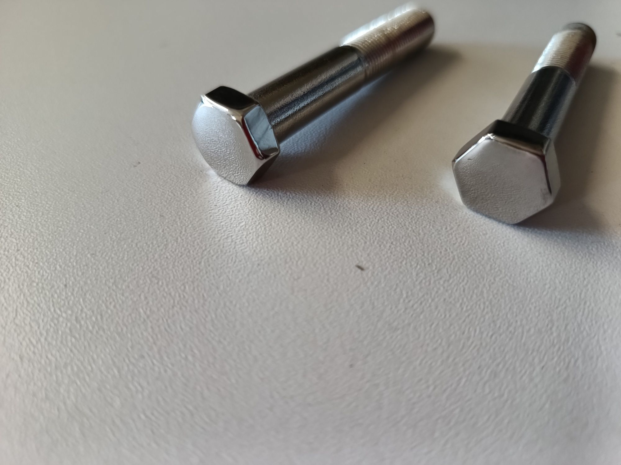 Nowe śruby obejmy kierownicy Komar długa chrom 67mm