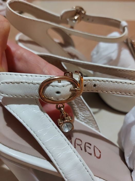 Białe sandały na wysokim obcasie