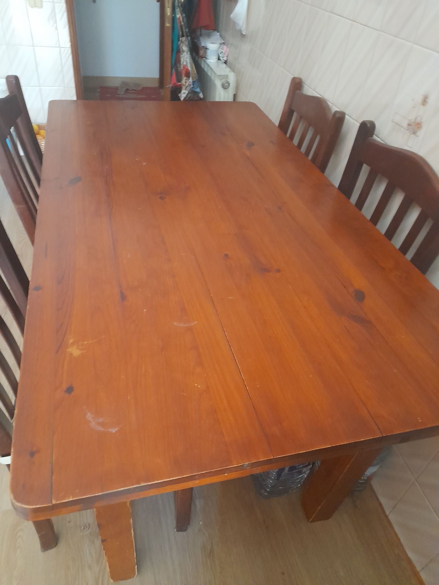 Mesa de madeira com 4 cadeiras