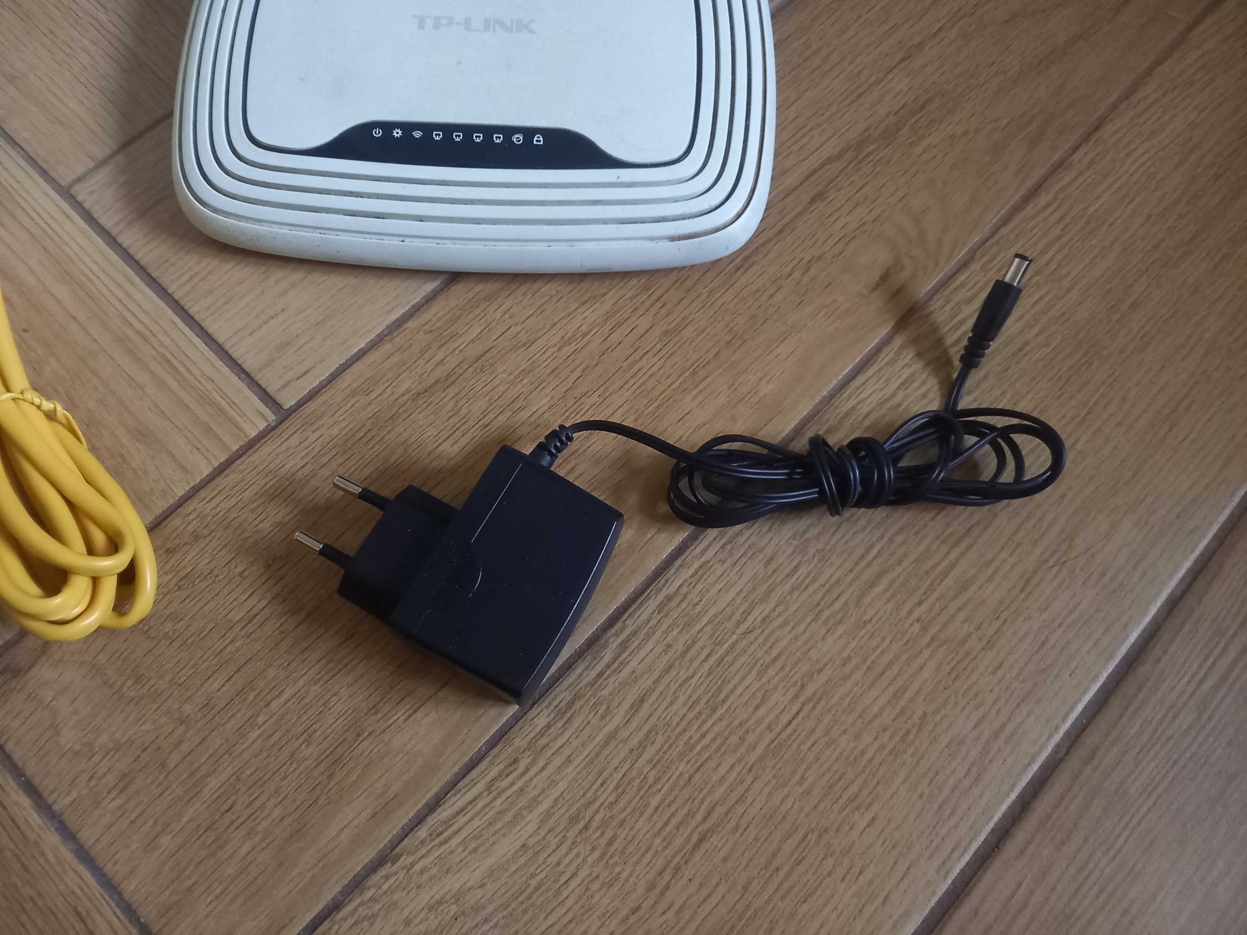 Router bezprzewodowy wifi z zasilaczem i nowym kablem sieciowym