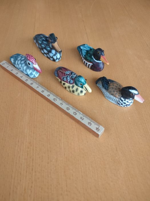 Conjunto de patos em madeira.