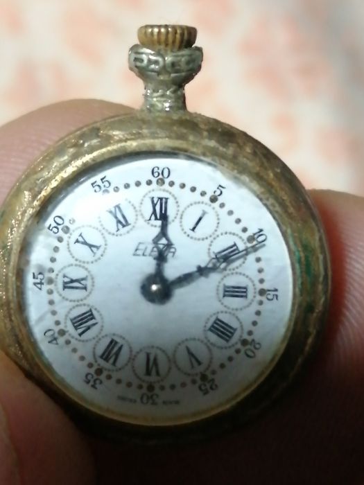 Pequeno Relógio de corda Antigo muito bom funcionamento