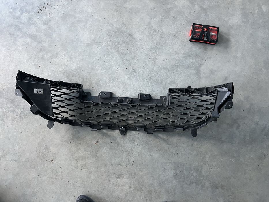 Решітка переднього бампера Renault zoe lift