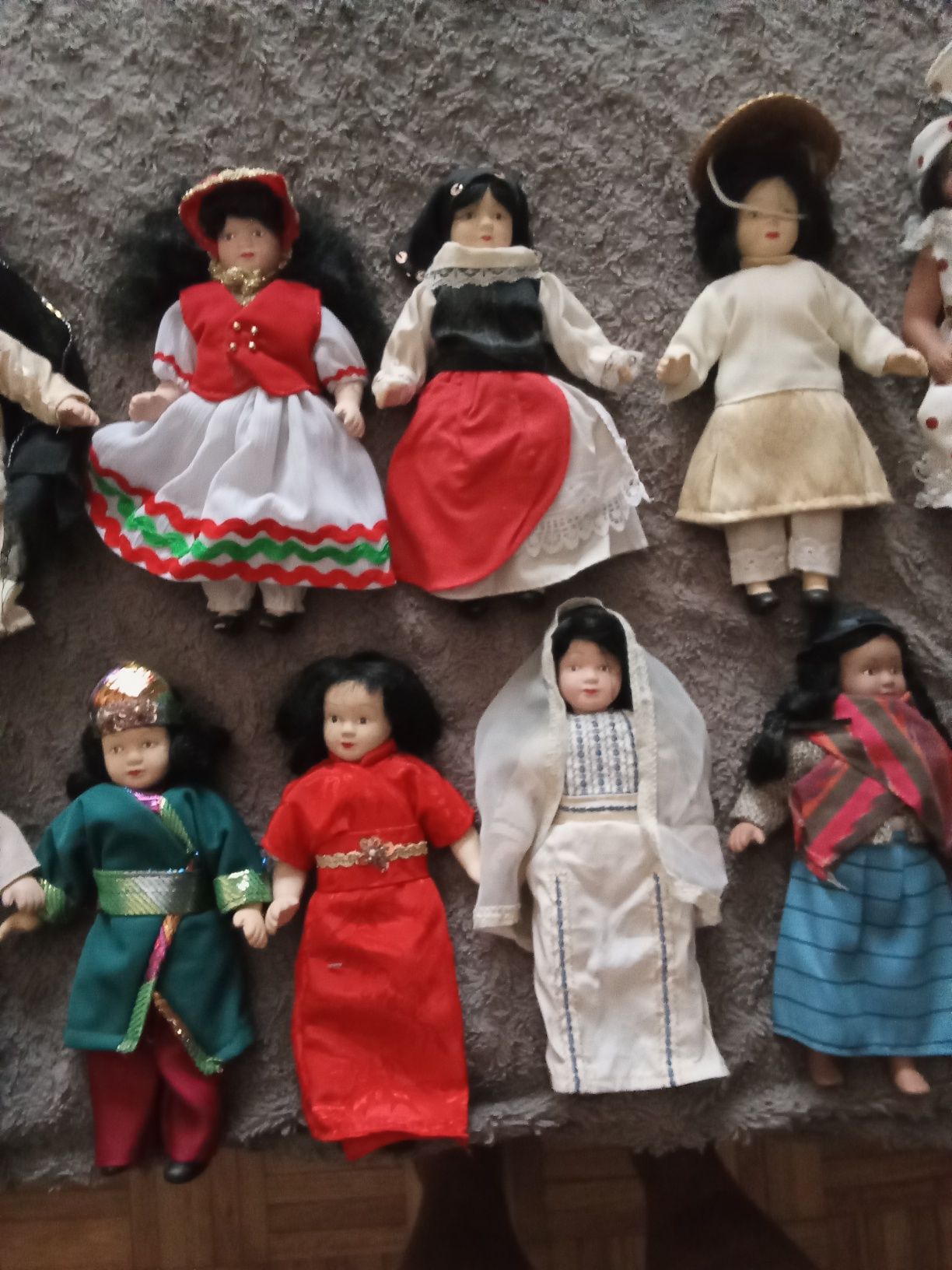 Bonecas do mundo em porcelana