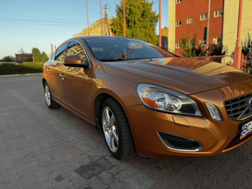 Автомобіль Volvo s60