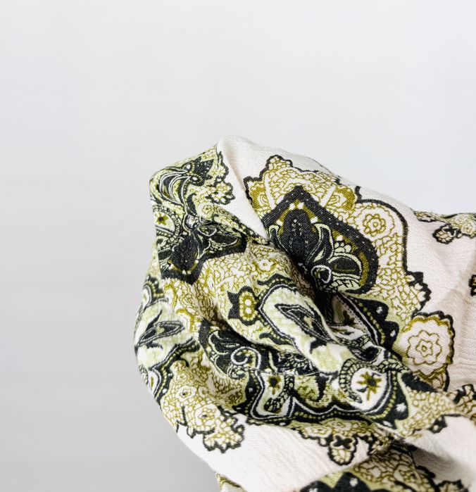 Biała bluzka z krótkim rękawem i orientalnym wzorem