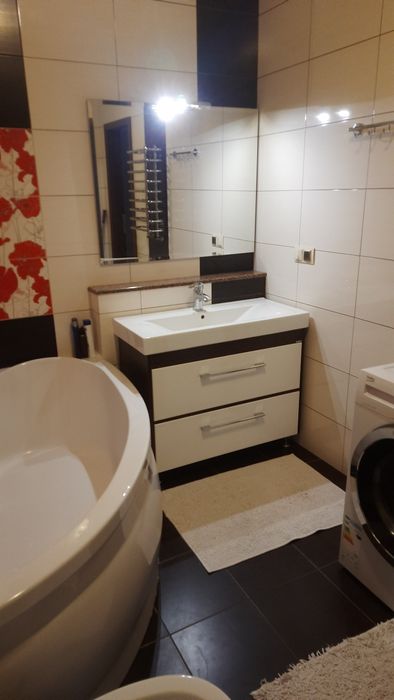 ЛЮКС . .Недалеко від центру. Біля медичного університету ім.