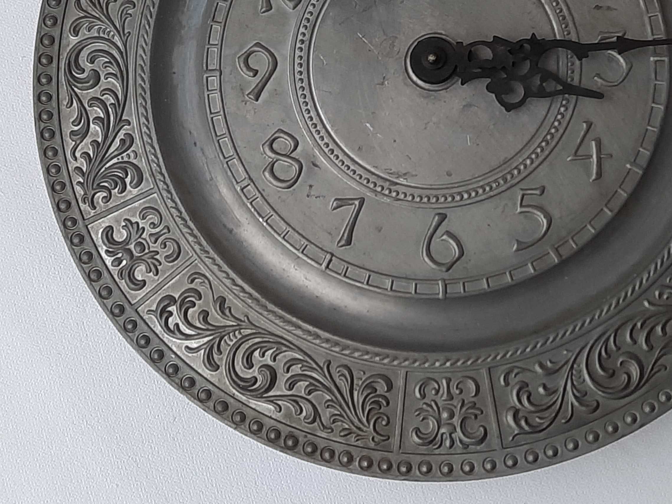 Stary zegar cynowy
