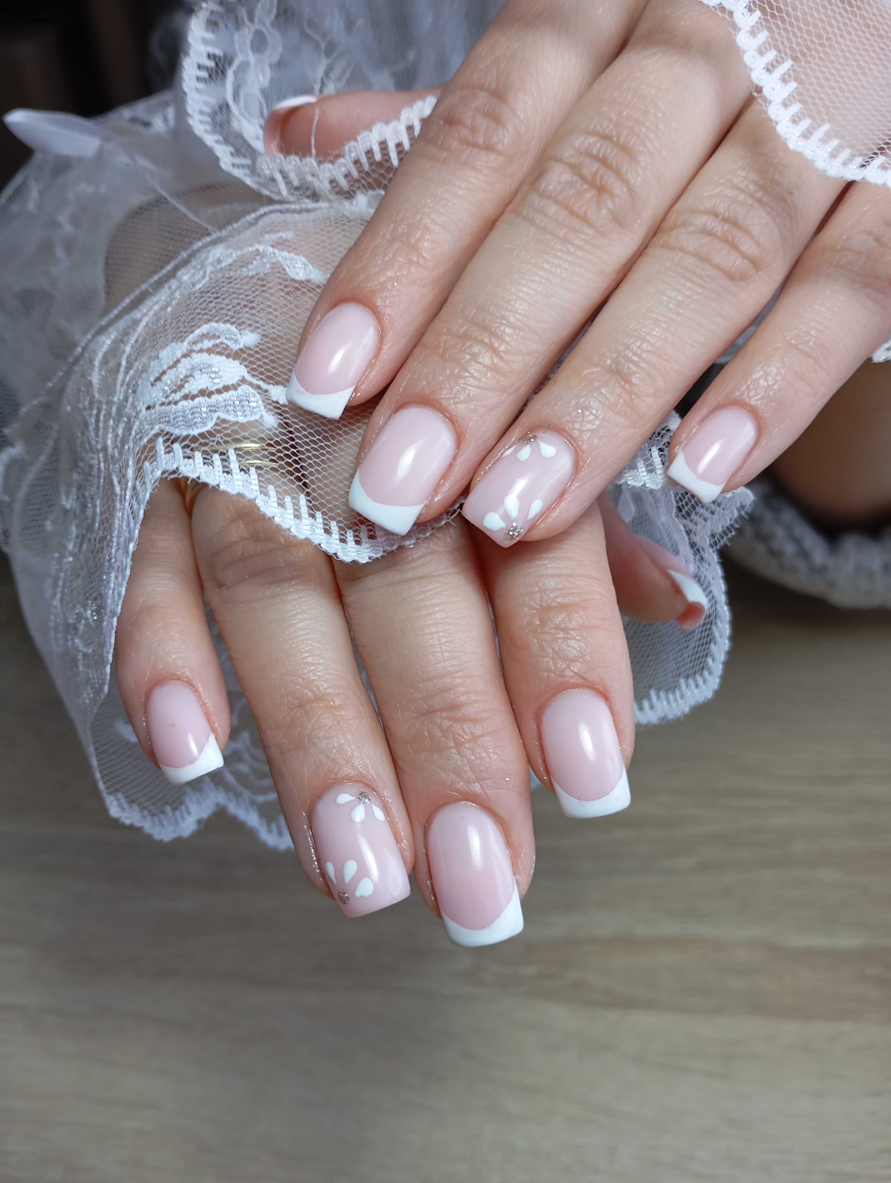 Manicure hybrydowy/ przedłużanie/ uzupełnienie