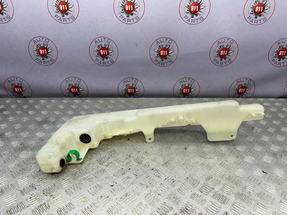 Бачок омивача та корпус повітряного фільтру на Infiniti QX80 RWD 2010+