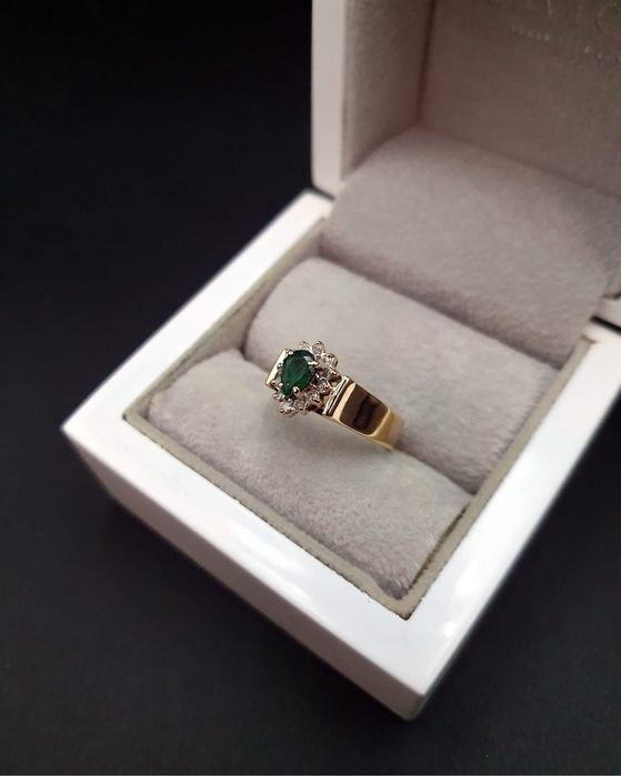 Śliczny Złoty Pierścionek zdobiony Szmaragdem i Brylantami