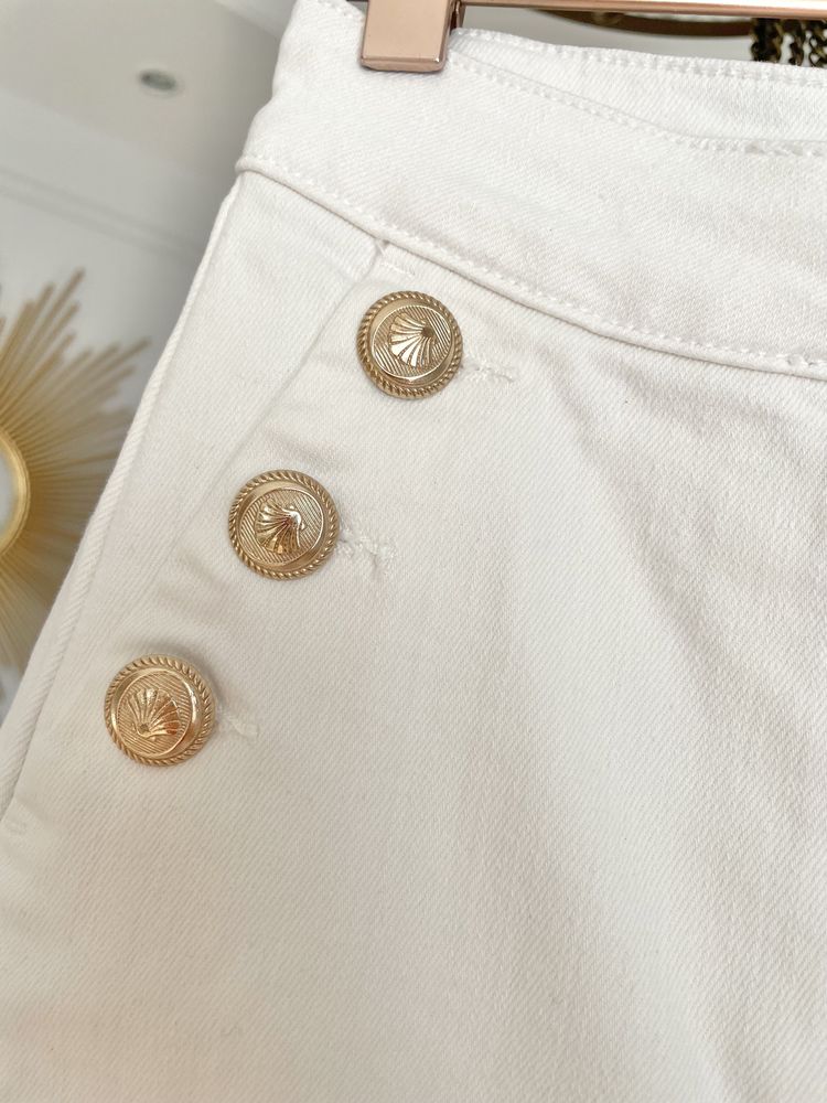 Calzedonia białe jeansy wysoki stan złote guziki spodnie cygaretki