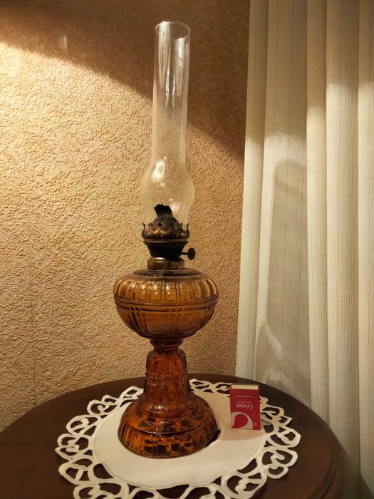 Lampa naftowa 100% sprawna -możnaodpalać - Bursztynowe szkło.sygnowana