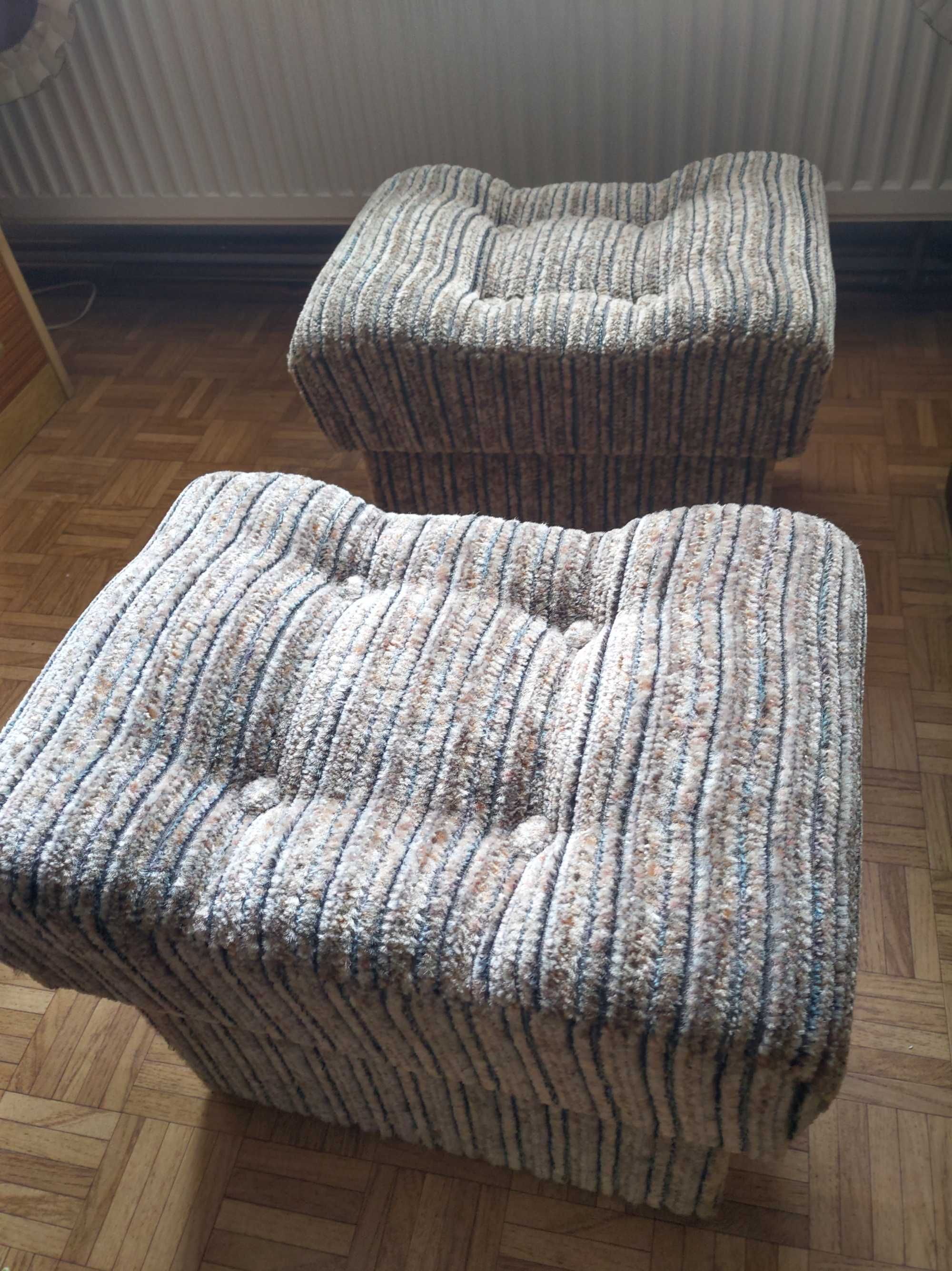 Kanapa rozkładana ze schowkiem i dwoma podnóżkami