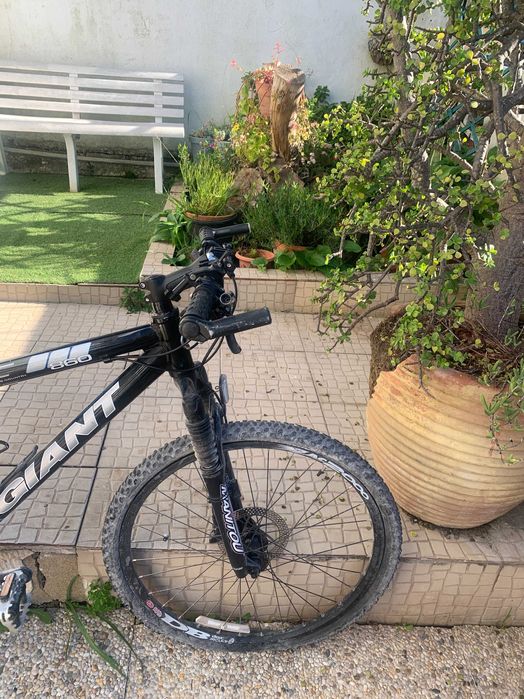 Bicicleta Giant 860 em bom estado, leve e com 28 mudancas.