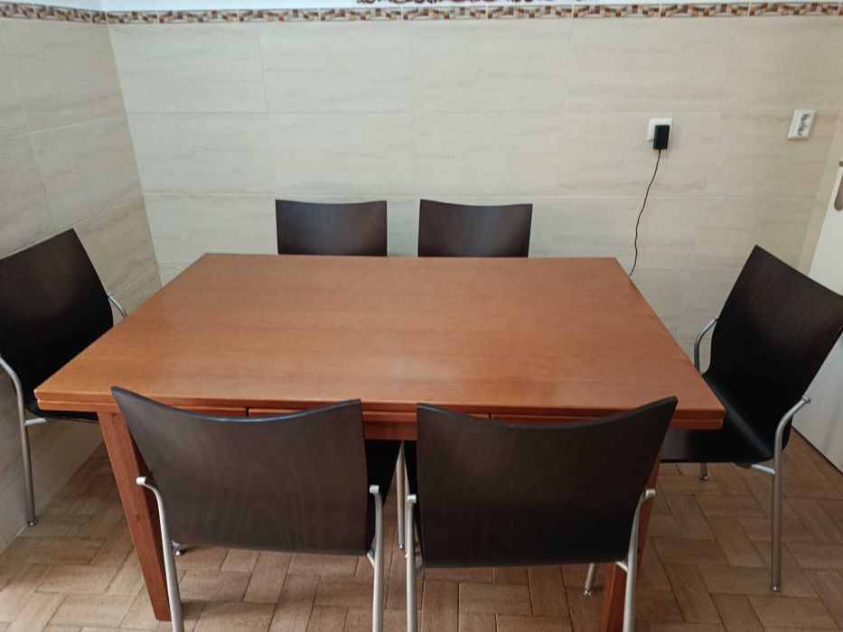 Mesa de madeira extensível com 6 cadeiras