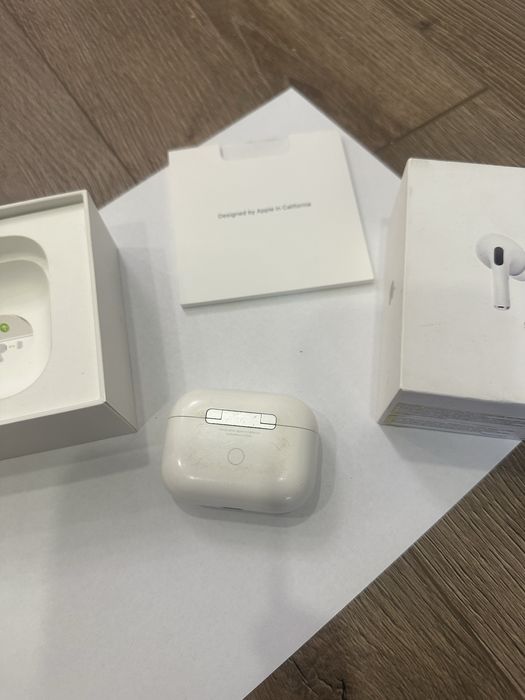 Кейс і лівий навушник. Airpods Pro 1 покоління A2083 A2084 A2190