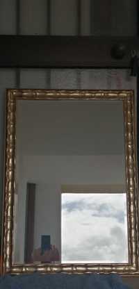 Espelho c delicada moldura dourada talhada 77 x 55 cms