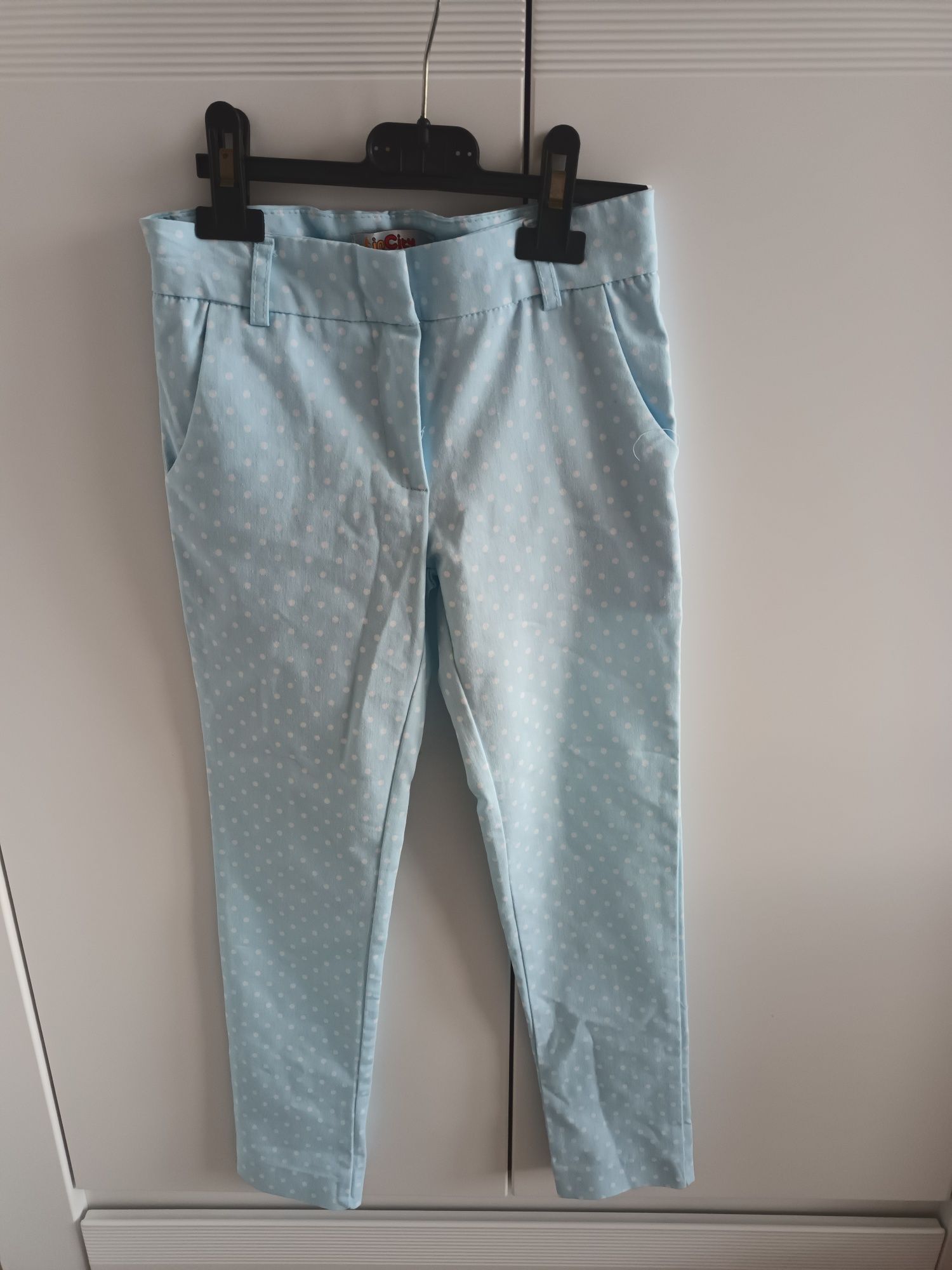 Spodnie dla dziewczynki materiałowe 134