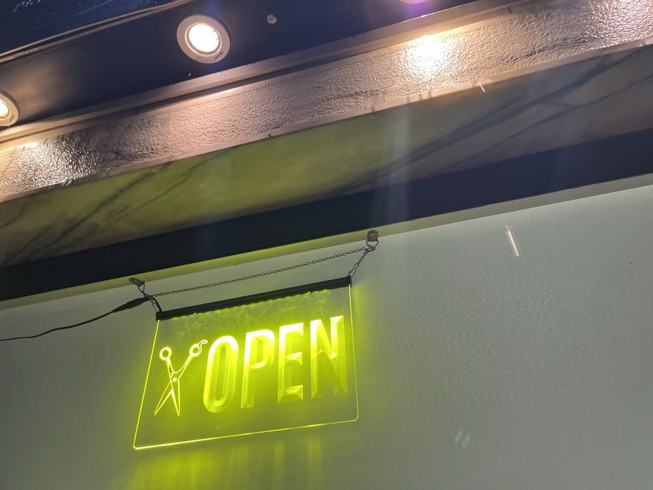 Letreiro em neon / placa de aberto